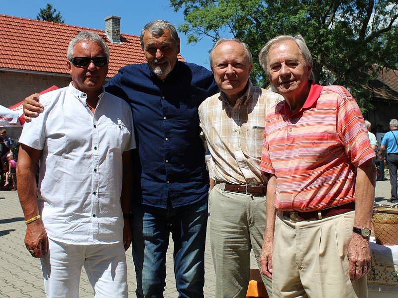 Hosté z Dukly Praha: Miroslav Mück, Ivan Novák, Bohumil Paukner, Ivo Urban