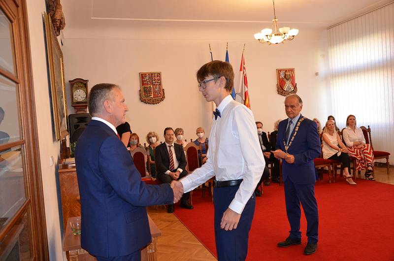 Slavnostní imatrikulace studentů novostrašeckého gymnázia se uskutečnila na městském úřadě.