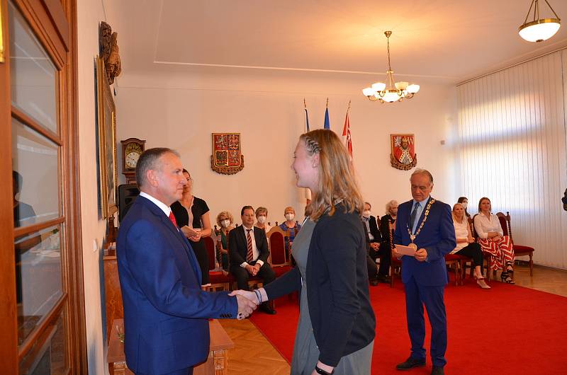 Slavnostní imatrikulace studentů novostrašeckého gymnázia se uskutečnila na městském úřadě.