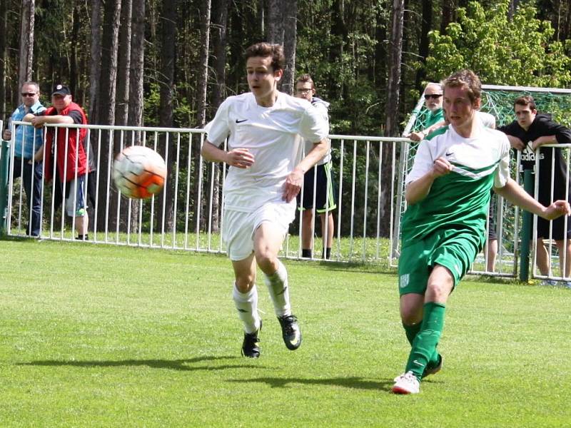 Starší dorost Tatranu Rakovník (v zeleném) sehrál doma dobrý zápas, s lídrem tabulky Hořovickem remizoval 2:2. 