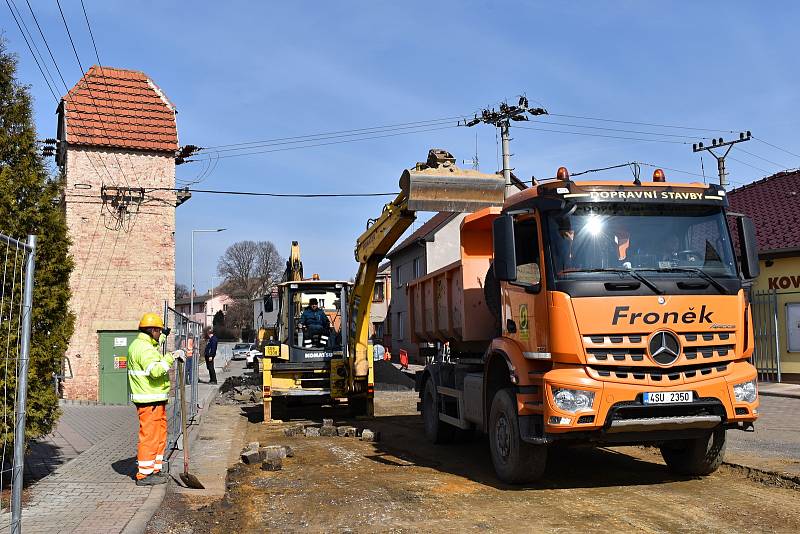 Z luženské tepny mizí "kočíčí hlavy", které k obci desítky let neodmyslitelně patřily. Opravena bude silnice i chodníky.