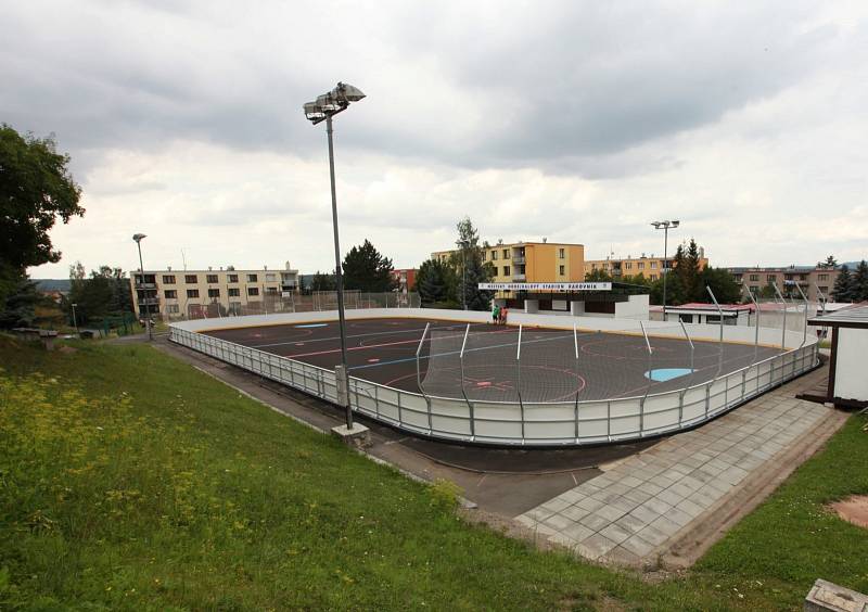 Instalace multifunkčního plastového povrchu pro hokejbalový stadion v Rakovníku.
