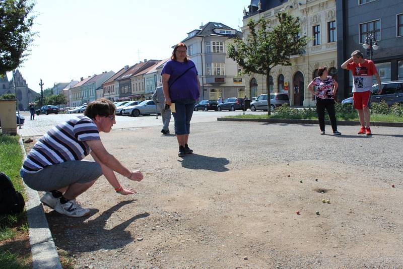 Cvrnkání kuliček ještě zpříjemnilo soutěžící slunné počasí.