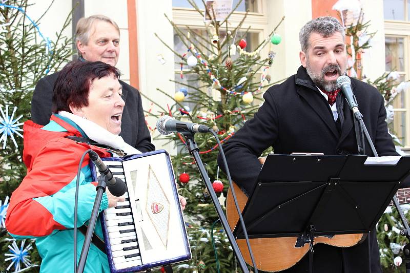 Nejkrásněji nazdobený stromeček letošního roku měla podle hlasování veřejnosti SŠ, MŠ a ZŠ Rakovník. Gratulujeme!