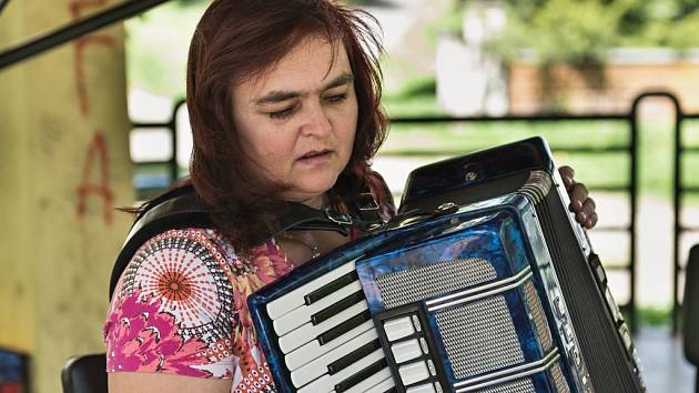 Špěrková rozdává hrou na akordeon radost už čtyřicet let - Rakovnický deník