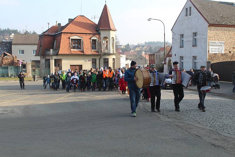 Lužnou prošly nejrůznější masky. Do rytmu jim cestou hrála hudební kapela v podání místních občanů.