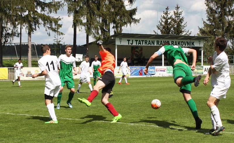 Starší dorost Tatranu Rakovník (v zeleném) sehrál doma dobrý zápas, s lídrem tabulky Hořovickem remizoval 2:2. 