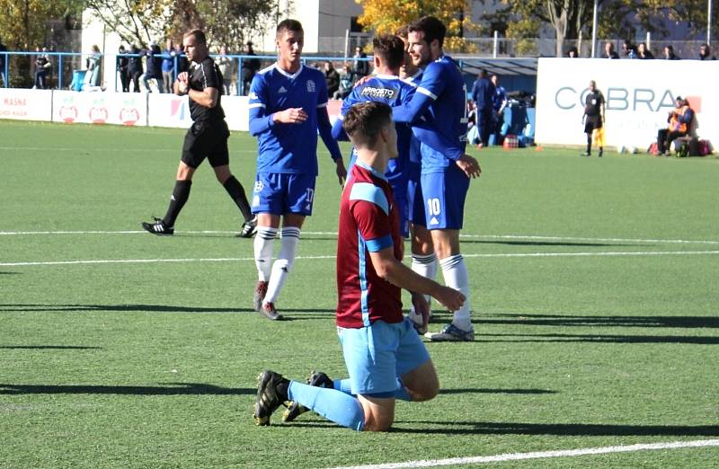 Vyšehrad (v modrém) si poradil doma s SK Rakovník 2:0.