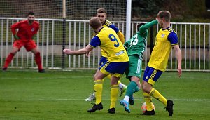 SK Rakovník (ve žlutém) v domácí jarní premiéře přemohl jasně Podlesí 5:0.