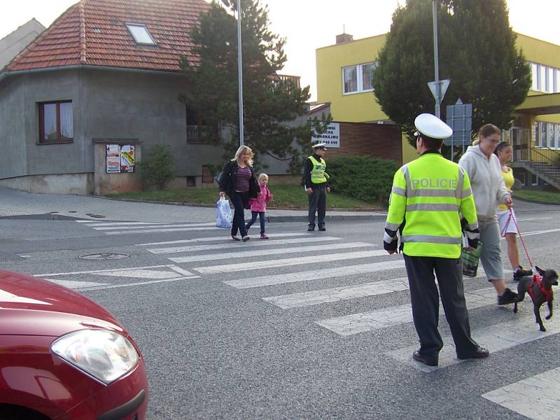 Policisté hlídají přechody kvůli školákům