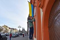 Místostarosta Jan Švácha vyvěsil ve čtvrtek dopoledne na radnici ukrajinskou vlajku jako symbol podpory této země ve válce s Ruskem.
