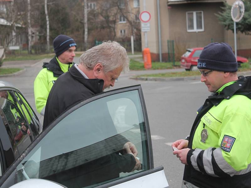 Policisté rozdávají reflexní pásky a vesty