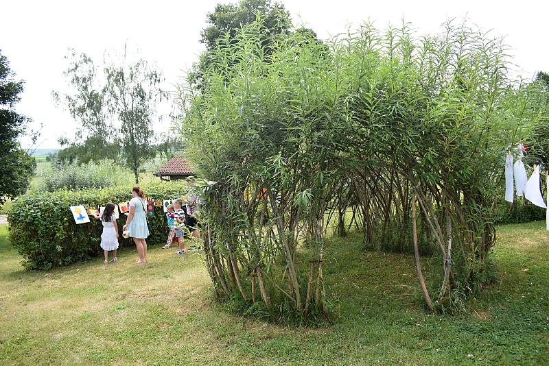 Zahradní slavnost v areálu lišanské školky.