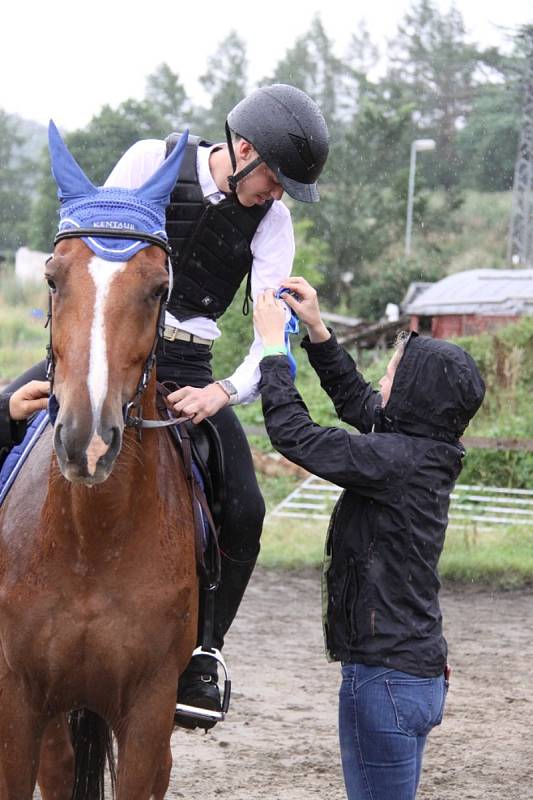 Národních soutěží Working Equitation ve Rtyni nad Bílinou se zúčastnili i koně a jezdci hředelského Jezdeckého klubu Spongilit.