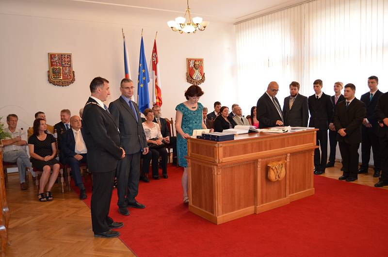 Absolventi Středního odborného učiliště Nové Strašecí si převzali ve slavnostním sále Městského úřadu Nové Strašecí výuční listy.