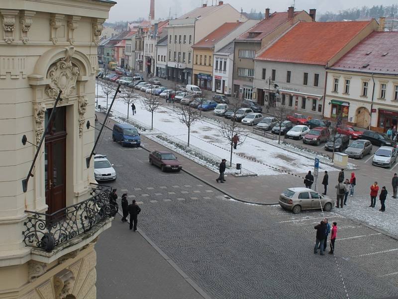 Policisté hlídají přístup do budovy České pošty a přilehlých ulic. 