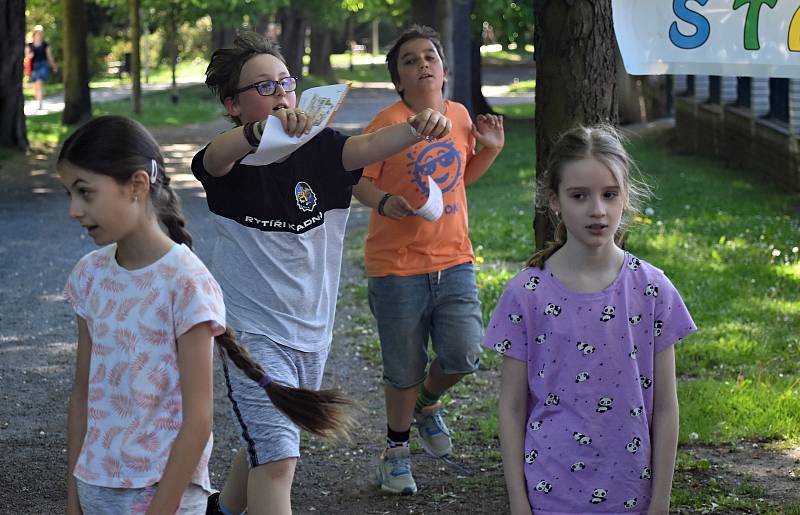 Dům dětí a mládeže v Rakovníku uspořádal v Čermákových sadech orientační běh Dny orientace v přírodě.