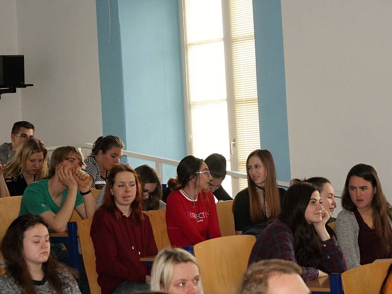 Dvanáctá vědecká chemická konference na rakovnickém gymnáziu byla na téma Chemie, feromony a láska.