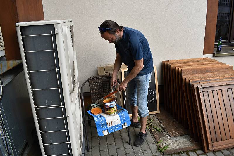 Provozní restaurace Na Střelnici Petr Mendík v plné přípravě na znovuotevření zahrádky.