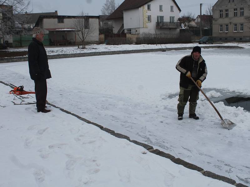 Rybáři v Kněževsi prosekávají led