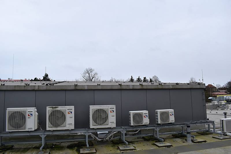 Na střeše rakovnického AquapRaku vznikne letos fotovoltaická elektrárna.