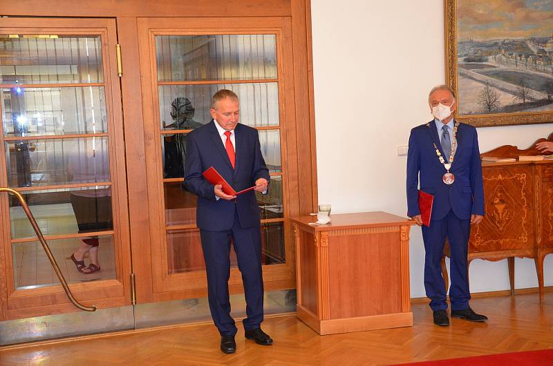 Slavnostní imatrikulace studentů novostrašeckého gymnázia se uskutečnila na městském úřadě.