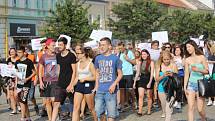 Studenti v Rakovníku protestují proti propouštění učitelů.