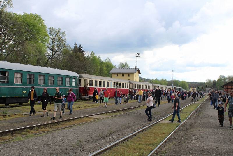 Muzeum Českých drah v Lužné u Rakovníka zahájilo letošní sezonu velkolepou akcí, lokomotivy přilákaly mnoho lidí.