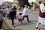 Občané Kolešovic se převlékli do krojů a společně vynesli Morénu z obce.