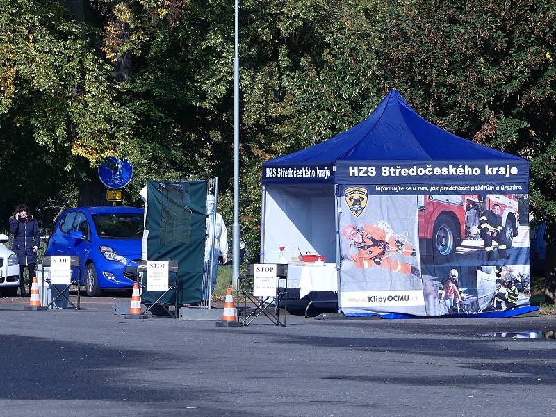 Volební drive-in místo na parkovišti u SK Rakovník.