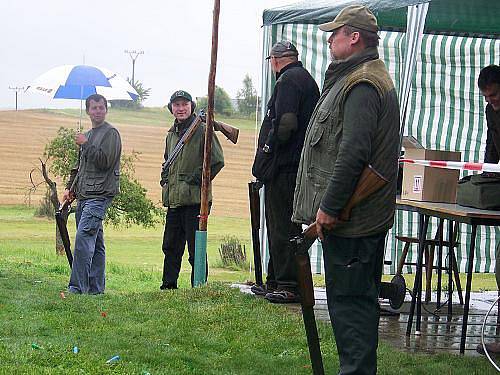 Pouťové střelby na asfaltové holuby