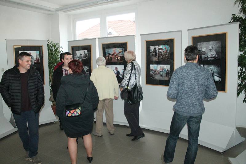 Legendární hráč na kontrabas František Uhlíř zahájil se svými spoluhráči výstavu fotografií Petera Erbáka