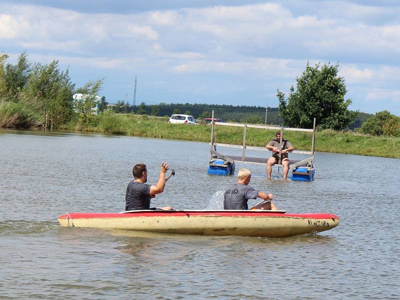 Ve třetím ročníku neckyády v Lubné, aneb pokoření Lubeňáku, startovala čtyři plavidla. Mezi nimi plula i krásná Kleopatra se svou družinou a dokonce i Titanic.