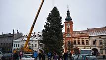 Instalace vánočního stromu na Husově náměstí v Rakovníku.