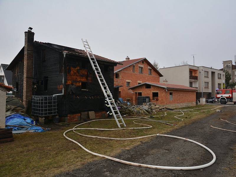 Požár dřevěné stavby ve Wintrově ulici nepřežila seniorka, jež plamenům neunikla.