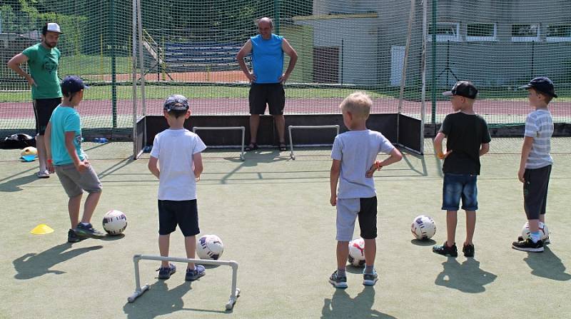 Dětský sportovní den na hřišti rakovnické sokolovny si děti náramně užily.