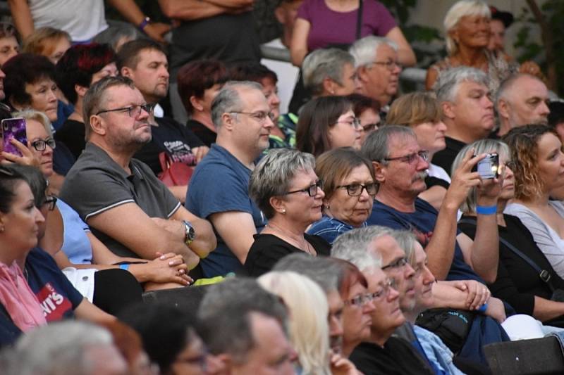 Koncert legendární rockové skupiny Olympic si přišlo do Letního kina v Rakovníku poslechnout šest set Rakovničanů.