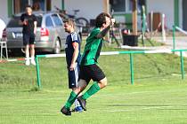 Lubná (v zelenočerném) posílila naději na záchranu B třídy, doma porazila Braškov 3:1. Trejbal slaví druhý gól