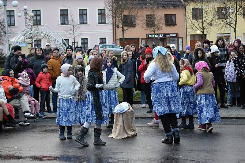 Z vánočního jarmarku na Komenského náměstí v Novém Strašecí.