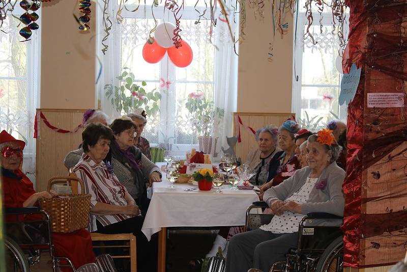 Senioři byli programem nadšeni. Zaměstnanci měli scénky z pohádek krásně připravené a tak senioři téměř vždy uhodli, jak pohádku, tak postavy v ní.