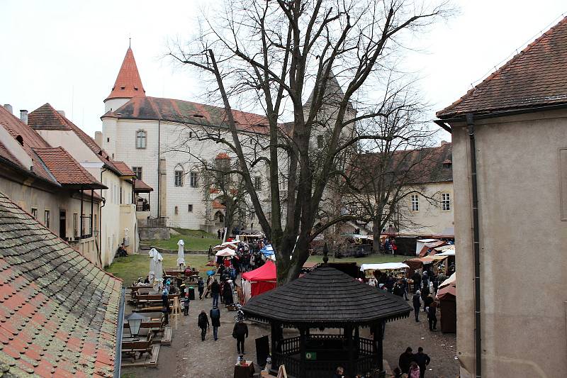 Královský advent na Křivoklátě totiž dostál svému přízvisku a splnil očekávání tisíců turistů, kteří v sobotu či v neděli na hrad zavítali.