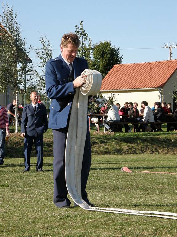 Karel Staněk při divácké soutěži o nejlepšího baliče hadic