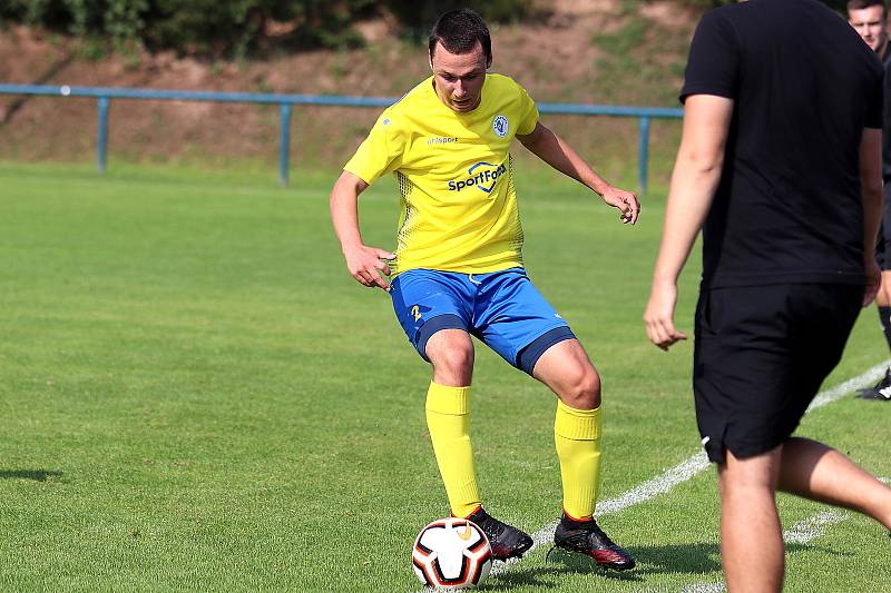I. A třída: béčko SK Rakovník (ve žlutém) přehrálo jako první v soutěži Dynamo Nelahozeves 2:1.