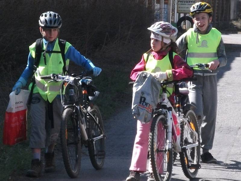 Členové cyklistického kroužku DDM Rakovník uklízeli ke Dni Země cyklostezku do Pustovět