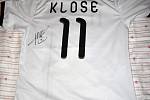 Tento dres sice není přímo ze zápasu, ale koupený. Je na něm ovšem podpis Miroslava Kloseho, nejlepšího střelce v historii světových šampionátů. "Podpis jsme získali po utkání Sparty se Schalke 04 a velký podíl na tom	má manželka, která se prosmýkla přes 