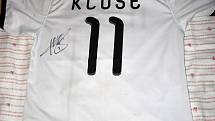 Tento dres sice není přímo ze zápasu, ale koupený. Je na něm ovšem podpis Miroslava Kloseho, nejlepšího střelce v historii světových šampionátů. "Podpis jsme získali po utkání Sparty se Schalke 04 a velký podíl na tom	má manželka, která se prosmýkla přes 