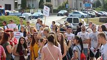 Studenti v Rakovníku protestují proti propouštění učitelů.