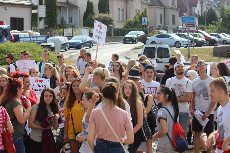 Studenti v Rakovníku protestují proti propouštění učitelů.