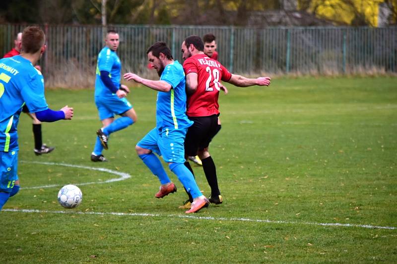 Šlágr okresního přeboru: Lužná (v červeném) - Senomaty 1:1.