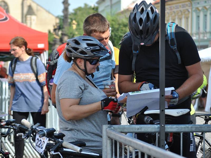 Orientační závod dvojic před startem na Husově náměstí - Rakovnické cyklování 2015